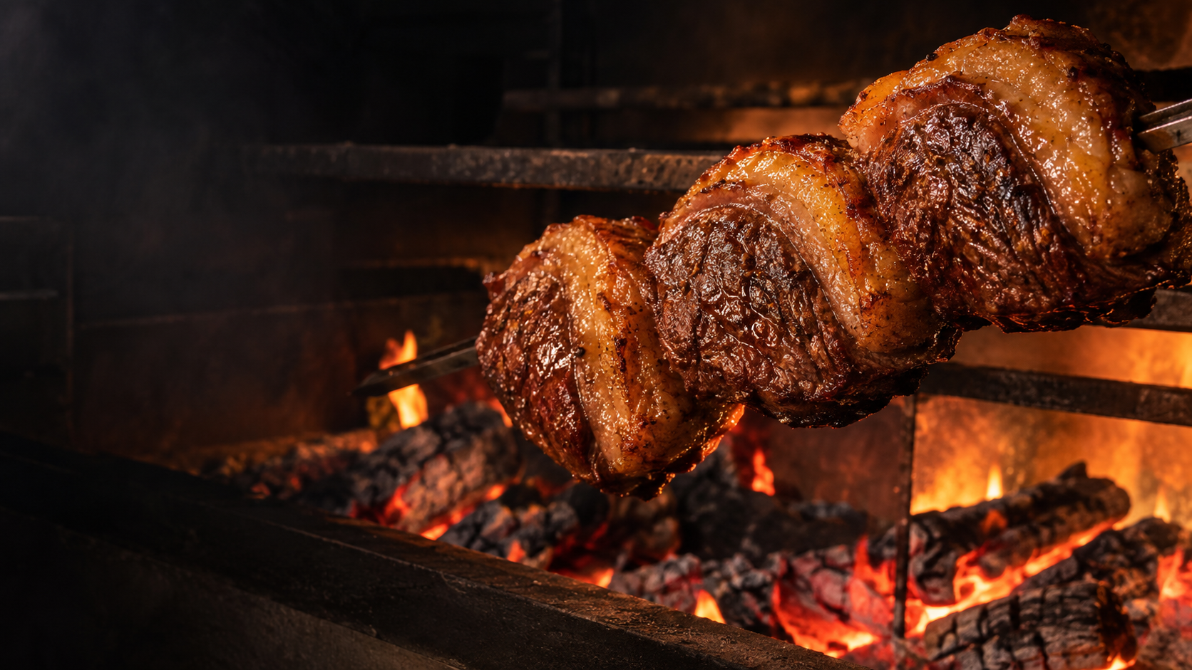 Carne assando sobre a brasa